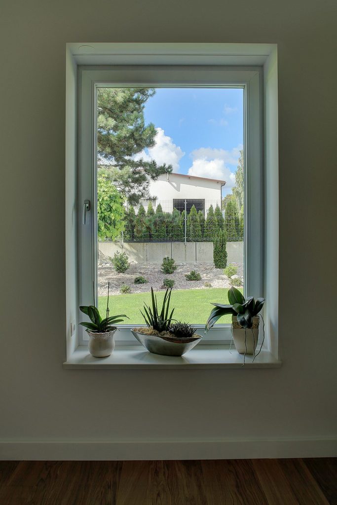 Fenêtre de référence (à un vantail) qui permet de comparer les coefficients de transfert thermique des fenêtres.