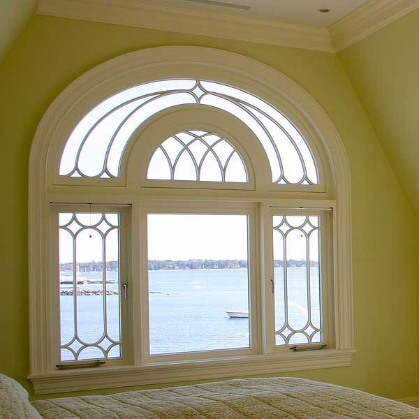 Une fenêtre cintrée en bois comme exemple de structure en bois de forme inhabituelle.