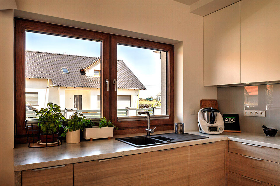 Fenêtre verticale dans la cuisine.